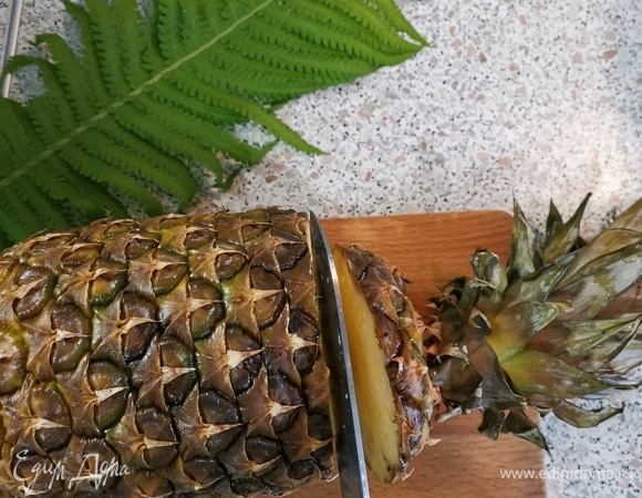 Отрезаем у ананаса верхушку.