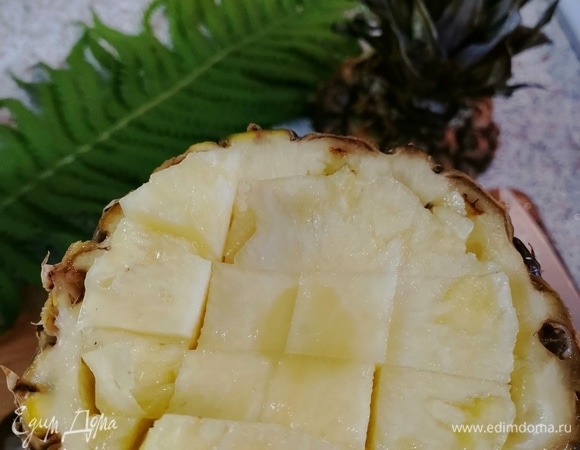 Длинным ножом нарезаем кубиками ананас.