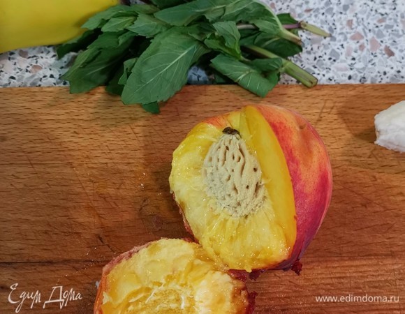 Отделяем 1/2 персика, нарезаем.