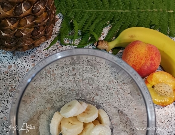 В миску кладем банан.