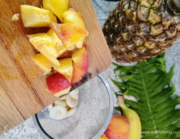 Нарезанный персик.