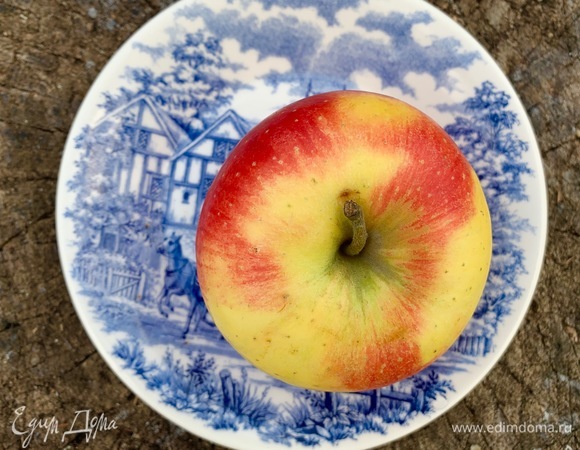 Нарезать тонкими дольками яблоко.