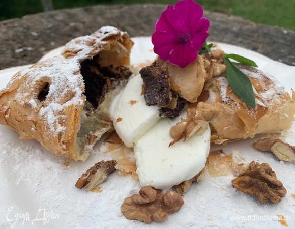 Кладу на тарелку, добавляю ванильное мороженое. При желании можно добавить еще любые орехи.
