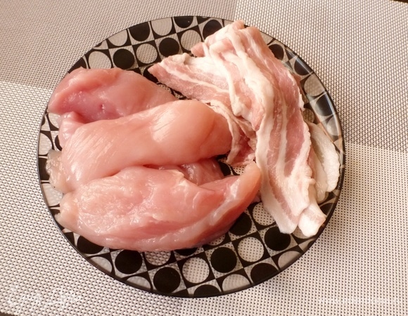 Для рецепта потребуется куриное филе, которое нужно нарезать вдоль на 3–4 брусочка, в зависимости от размера филе. Для каждого брусочка нужен пласт бекона.