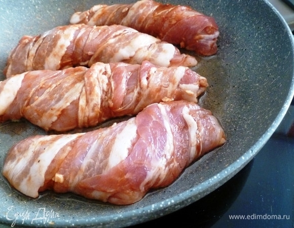 Жарить на сковороде (гриле, барбекю, мангале) минуты по 2 с каждой стороны до румяной корочки.