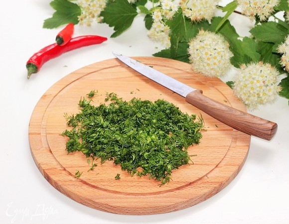 Мелко режем зелень и делим на 3 части.