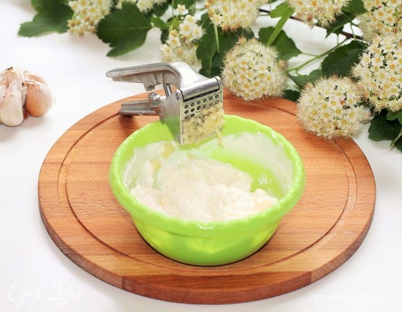 Плавленый сыр перемешиваем с 2 ст. ложками майонеза и выдавленным через пресс зубчиком чеснока.