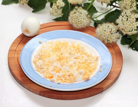 Вареные яйца натираем на терке. Начинка готова!