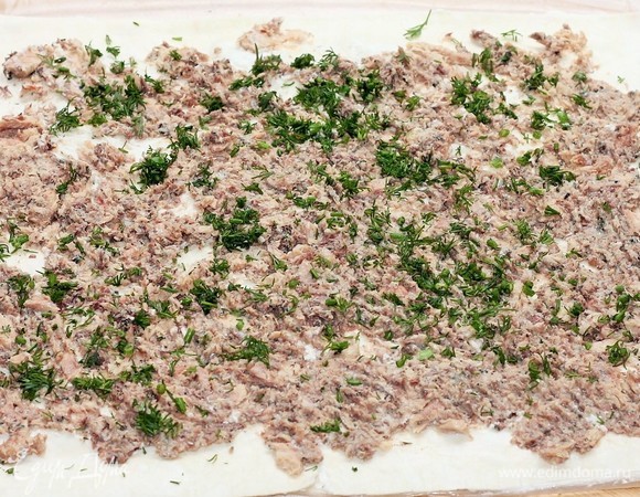Накрываем вторым слоем лаваша. Смазываем майонезом, кладем рыбу и посыпаем зеленью.