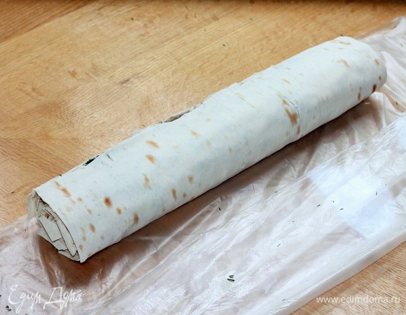 Сворачиваем аккуратно лаваш в рулет.