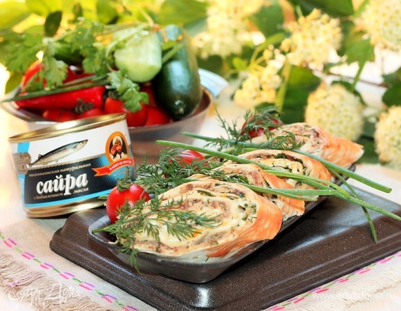 Затем разрезаем рулеты на порционные части и подаем или берем с собой.