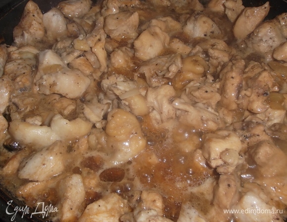 Куриную грудку нарезать, припустить на растительном масле с репчатым луком, солью и перцем до готовности. В конце готовки добавить соевый соус, тушить в течение 5 минут.