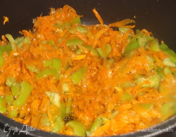 Натертую на терке морковь слегка обжарить на растительном масле, добавить нарезанный перец, тушить 5 минут.