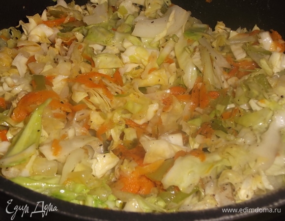 Добавить нашинкованную капусту, посолить, поперчить. Накрыть крышкой, тушить до готовности в течение 10–15 минут.