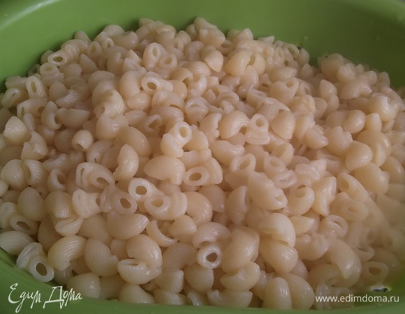 Отварить до готовности макароны. Слить, промыть.