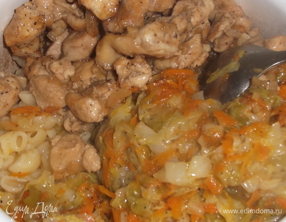 Соединить макароны с мясом и овощами, положить немного измельченной свежей зелени. Перемешать.