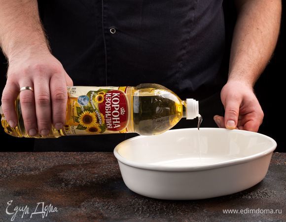 Форму для запекания смажьте подсолнечным маслом. Далее положите куриные бедра кожей вверх. Готовьте блюдо 30 минут в духовке при 220°С.