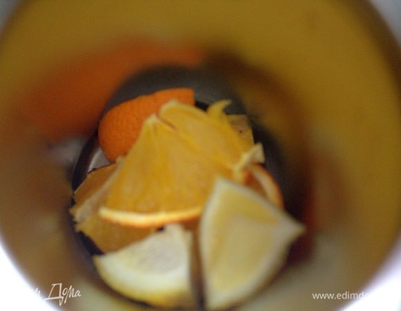 Фрукты нарезать, бросить в термос.