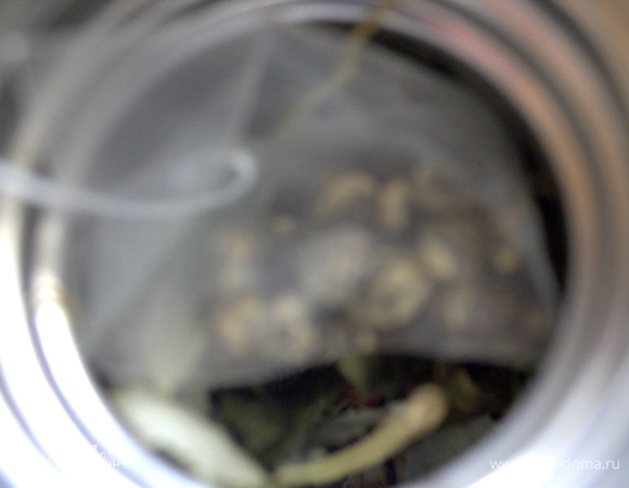 Туда же пакетик чая.