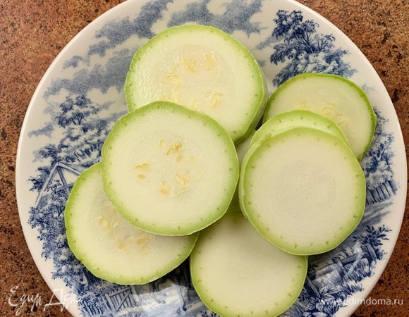 Помыть, нарезать кольцами кабачки.