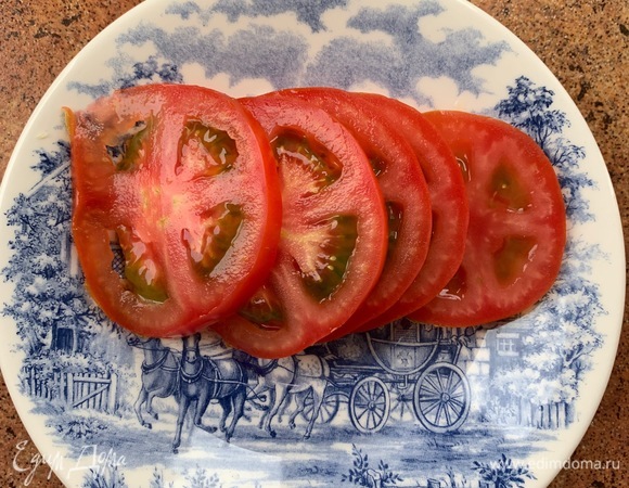 Также нарезать помидоры.