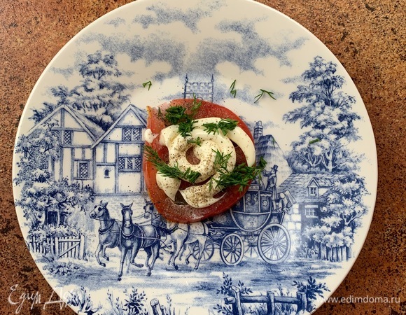 Сварить яйца, нарезать кольцами. Смешать сметану с чесноком, посолить, поперчить. На тарелку положить кусочек помидора, намазать сметаной, затем посыпать нарезанным укропом, затем — кусочек кабачка, яйцо.