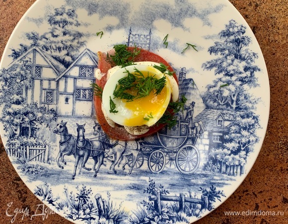 Чередовать слои и промазывать сметаной.