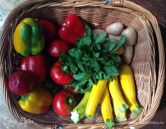 Чищу и нарезаю картошку, морковь, лук, кабачок, капусту, укроп, перец, базилик.