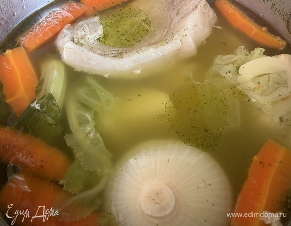 Варю мясной бульон из кусочка свиной корейки, можно варить из любого мяса или взять готовый. Добавляю овощи, сельдерей, лавровый лист, перец, тмин, соль, базилик, сладкий перец.