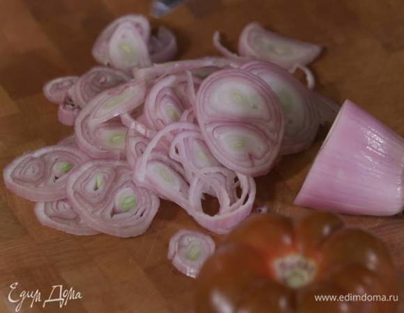 Шалот почистить, нарезать тонкими кольцами, залить уксусом и дать постоять.