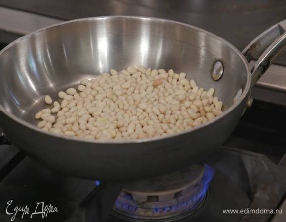 Кедровые орехи подсушить на разогретой сковороде.