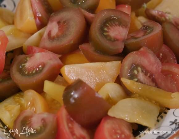 Помидоры нарезать дольками и выложить на блюдо.