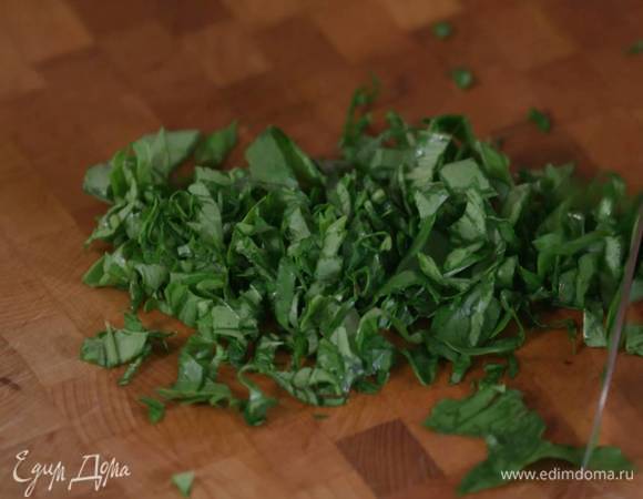 Базилик тонко порезать.