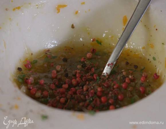 В ступку с чесноком и солью добавить лимонный сок, лимонную цедру, 1 ч. ложку листьев тимьяна и лимонный джем, поперчить, влить 1‒2 ст. ложки оливкового масла и все перемешать, затем всыпать розовый перец и еще раз перемешать.