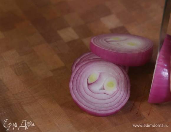 Красный лук почистить и нарезать толстыми кольцами.