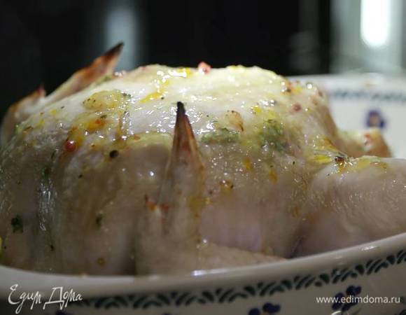 Запекать курицу в разогретой духовке 20 минут, затем понизить температуру до 160°С и запекать до готовности, периодически поливая выделившимся соком.