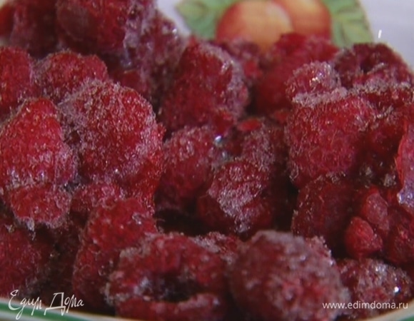 Замороженную малину предварительно разморозить.