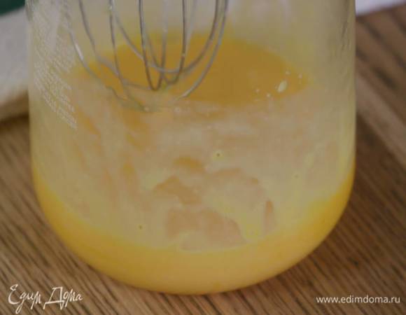 В чаше блендера соединить яйцо, желтки, сахар и взбить блендером с насадкой-венчиком в пышную, светлую массу, затем добавить соль, влить лимонный сок и взбить еще немного.