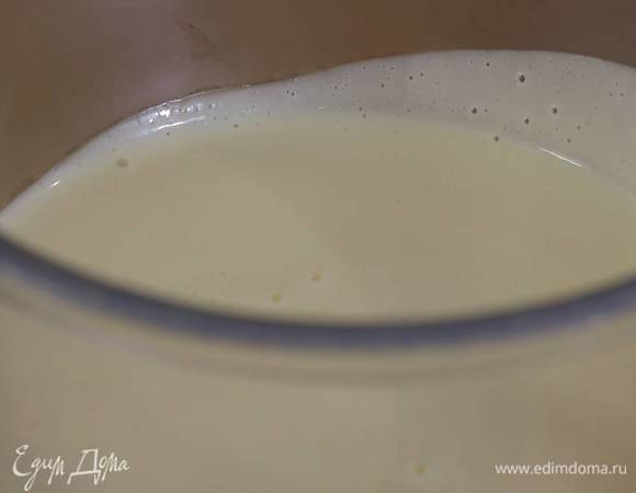 Перелить взбитые яйца в небольшую кастрюлю, поместить на водяную баню, влить молоко и, непрерывно помешивая, прогревать, пока масса не заварится. Снять кастрюлю с огня и перемешивать массу еще некоторое время, затем перелить в глубокую емкость и дать остыть.