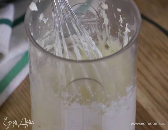 Сливки взбить блендером с насадкой-венчиком, затем в два приема всыпать 50 г сахарной пудры и взбивать, пока масса не загустеет.