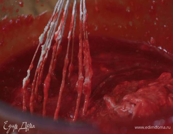 Размороженную малину протереть через сито, всыпать оставшуюся сахарную пудру и немного взбить блендером с насадкой-венчиком, затем добавить взбитые сливки, перемешать все венчиком и отправить в холодильник.