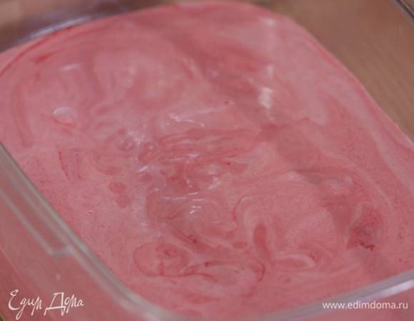 Остывшую малиновую массу соединить с яичной и перемешать лопаткой, затем всыпать свежую малину, все еще раз перемешать и перелить в контейнер.
