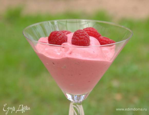 Закрыть контейнер крышкой и отправить в морозильник на 4‒6 часов или использовать машинку для приготовления мороженого.