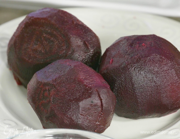 Свеклу очистить и запечь в духовке с паприкой, оливковым маслом и уксусом в течение минут 30 при 180–200°C, проверяя готовность вилкой.