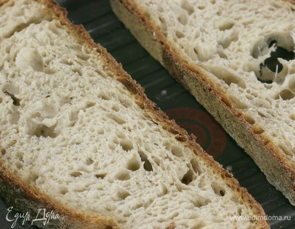 Хлеб поджарить на сковороде-гриль до золотистой корочки.