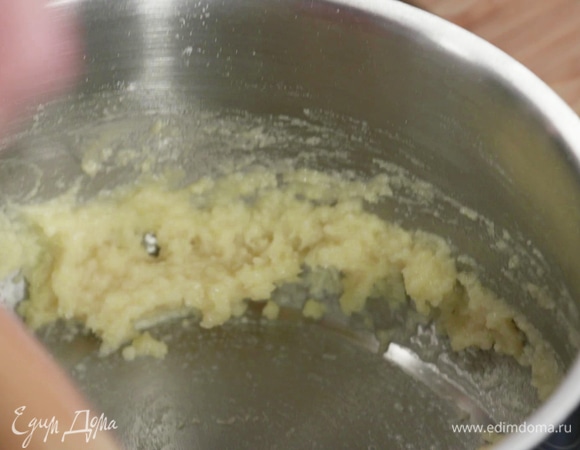 В сотейнике соединить сливочное масло с мукой. Обжаривать 2–3 минуты, постоянно помешивая, чтобы образовалась густая золотистая масса.