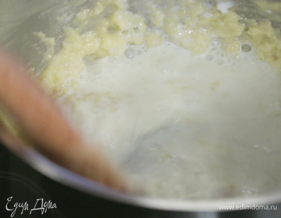 Влить к маслу с мукой молоко, тщательно перемешать.