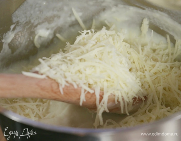 Сыр натереть на терке. В соус добавить горчицу и три четверти сыра, все смешать до однородности.