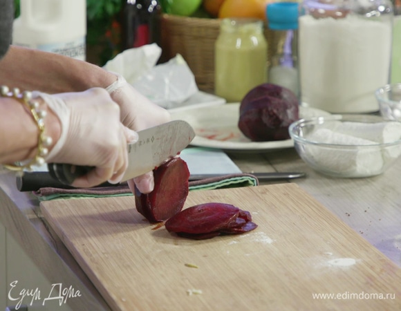 Запеченную свеклу нарезать тонкими ломтиками.