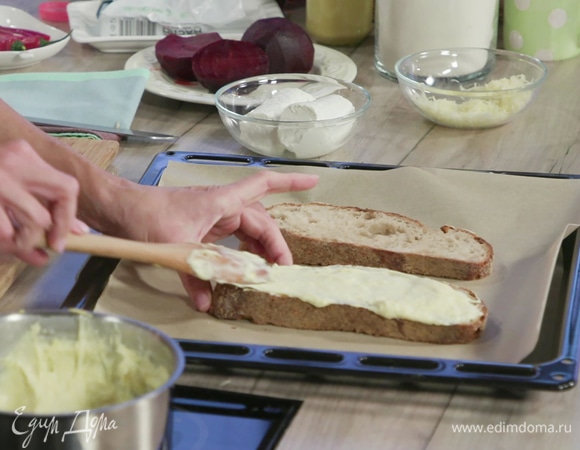 На противень, устланный бумагой для выпечки, выложить хлеб. Один кусок сверху смазать соусом бешамель.